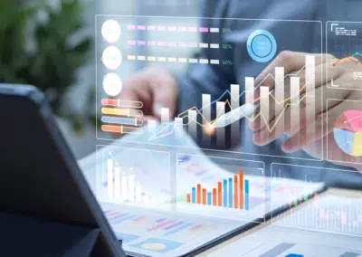 Homme analysant des graphiques numériques