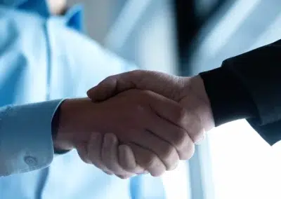 Poignée de main entre deux personnes
