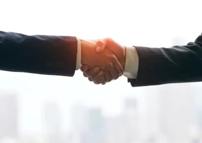 Poignée de main entre deux personnes en costume