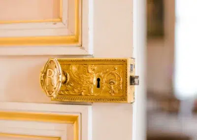 Serrure dorée sur une porte élégante