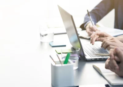 Personnes travaillant sur un ordinateur portable