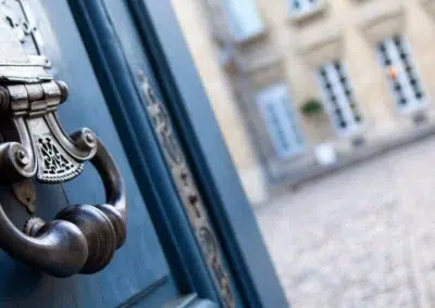 Gros plan sur une porte bleue avec heurtoir