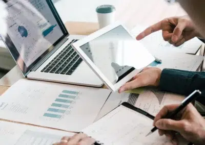 Personnes travaillant avec des graphiques sur tablette et ordinateur