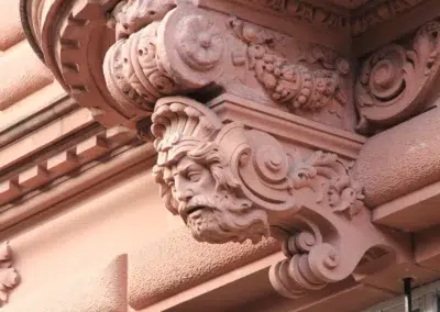 Sculpture de visage sur bâtiment