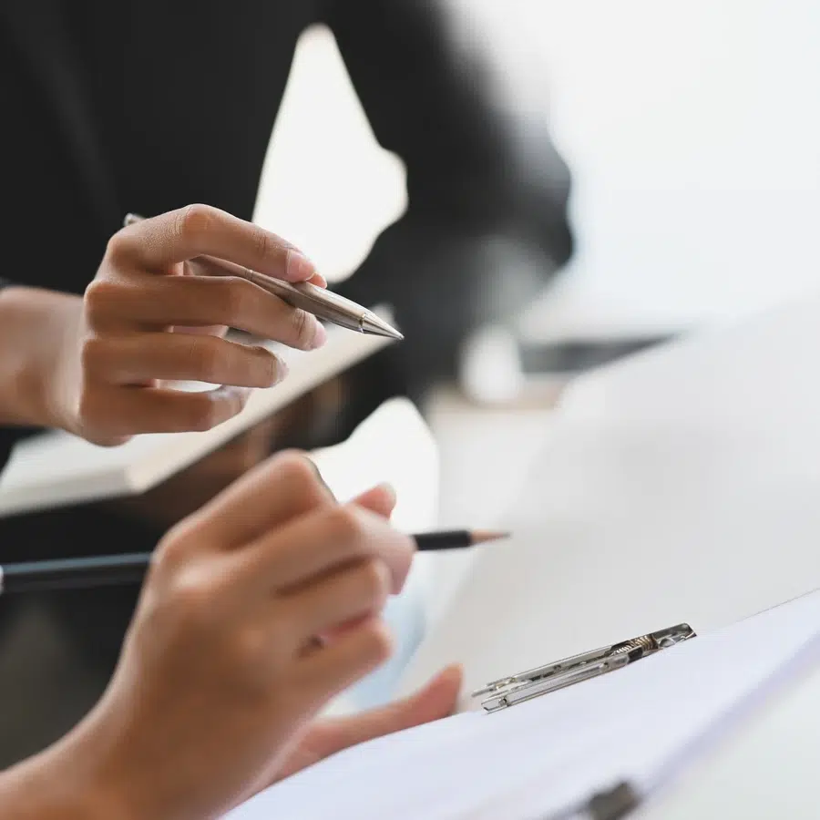 Personnes écrivant sur un document