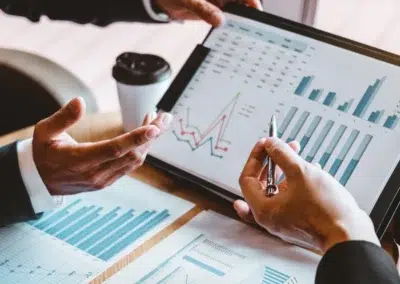 Réunion avec graphiques financiers sur tablette