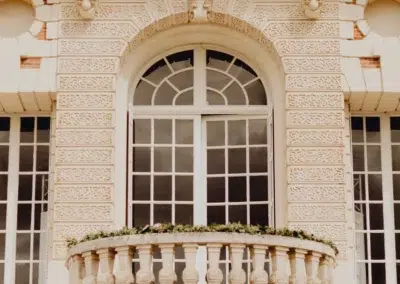 Grande fenêtre arquée sur bâtiment orné