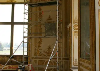 Échafaudage dans une salle ornée