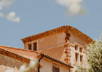 Bâtiment ancien avec toit en tuiles