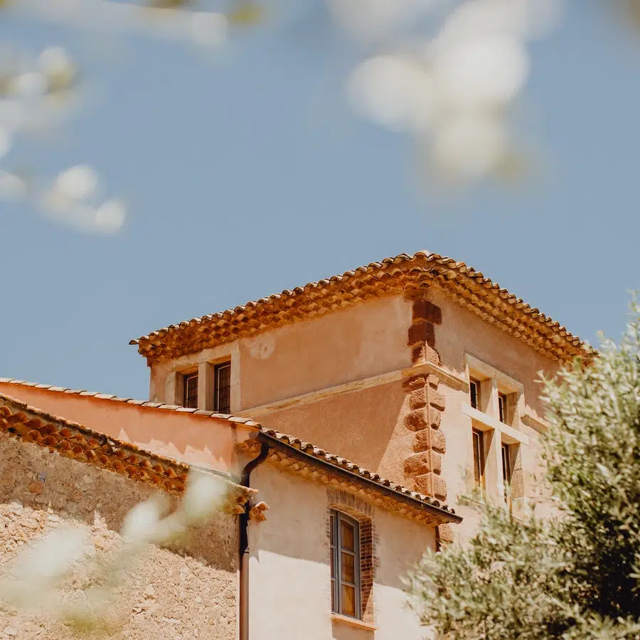 Bâtiment ancien avec toit en tuiles