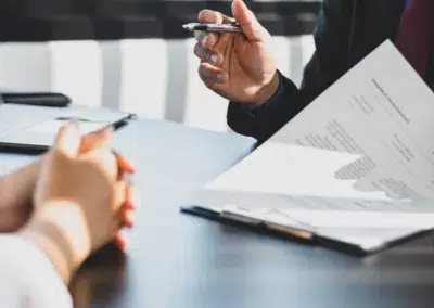 Réunion avec documents sur table