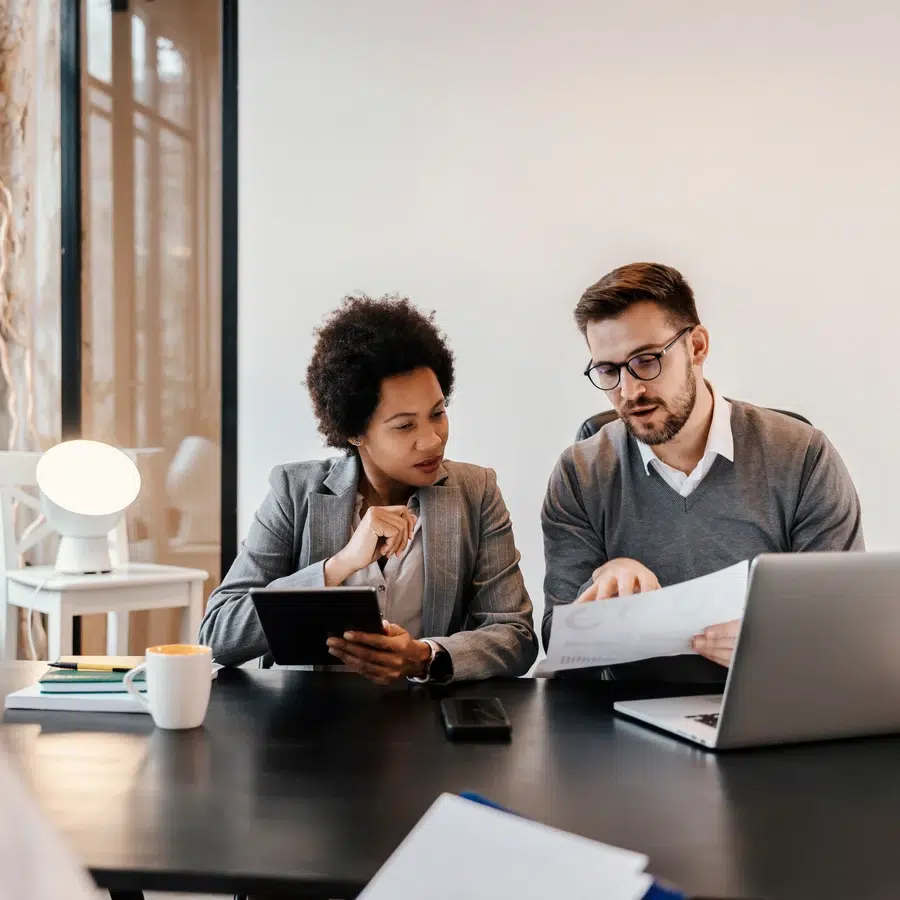 Deux personnes travaillant ensemble au bureau